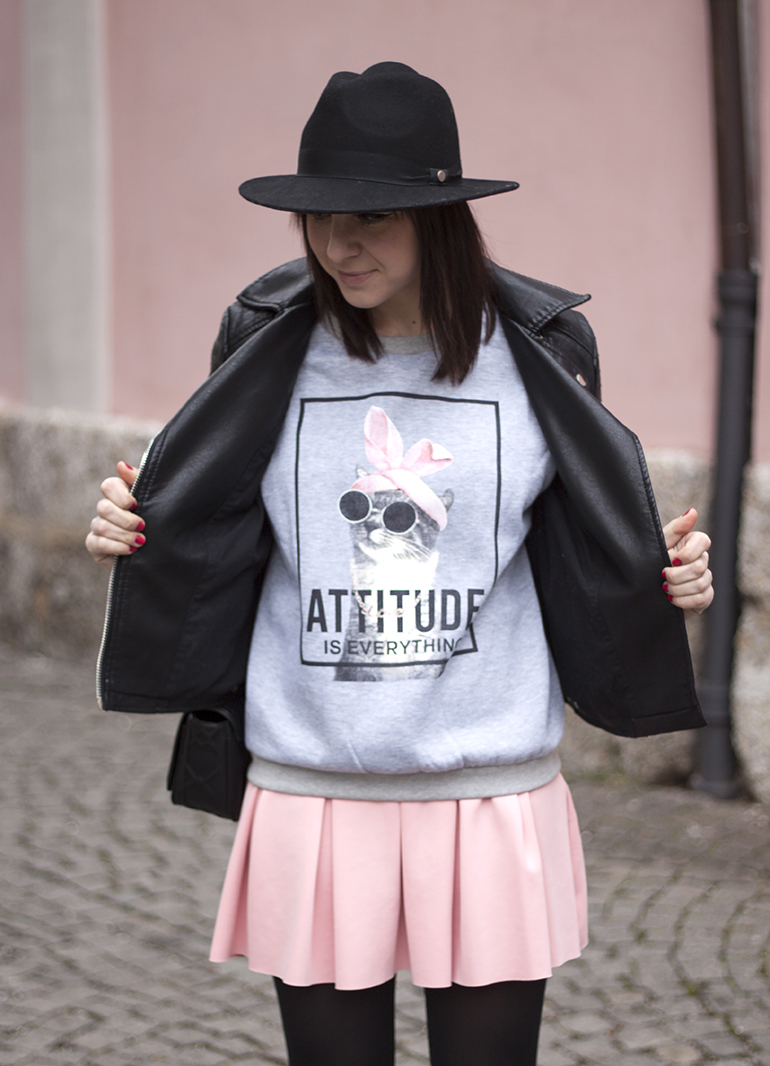rosa Scuba-Rock Zara, Print Shirt Attitude Zara, Lederjacke Zara, Pumps Buffalo