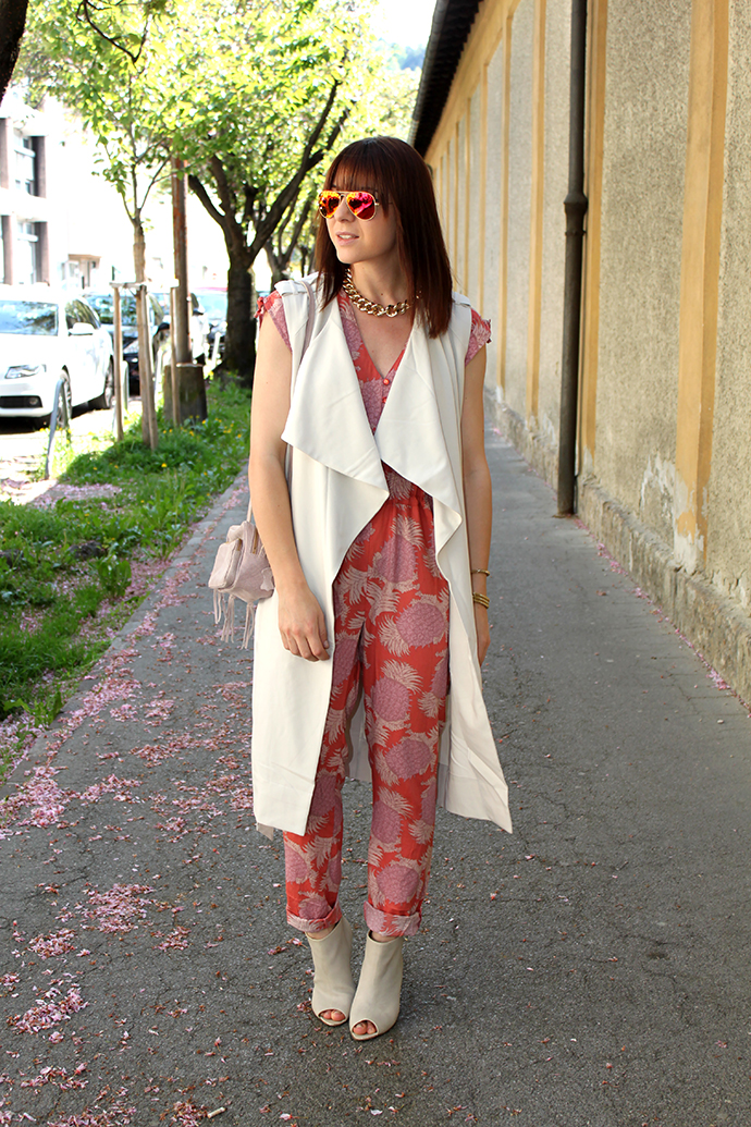 whoismocca, blutsgeschwister jumpsuit ananas, contemporary heatwave collection, wedges cos, trenchcoat weste vest H&M, sonnenbrille ray ban