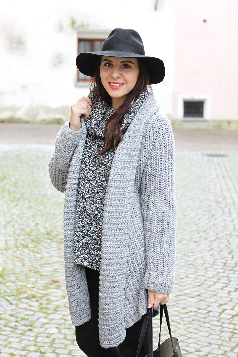 who is mocca, fashionblog, beautyblog tirol, oesterreich, knit, strickpullover, strickcardigan, outfit leggings, sarenza rue des dames boots, fedora hut, & other stories shopper
