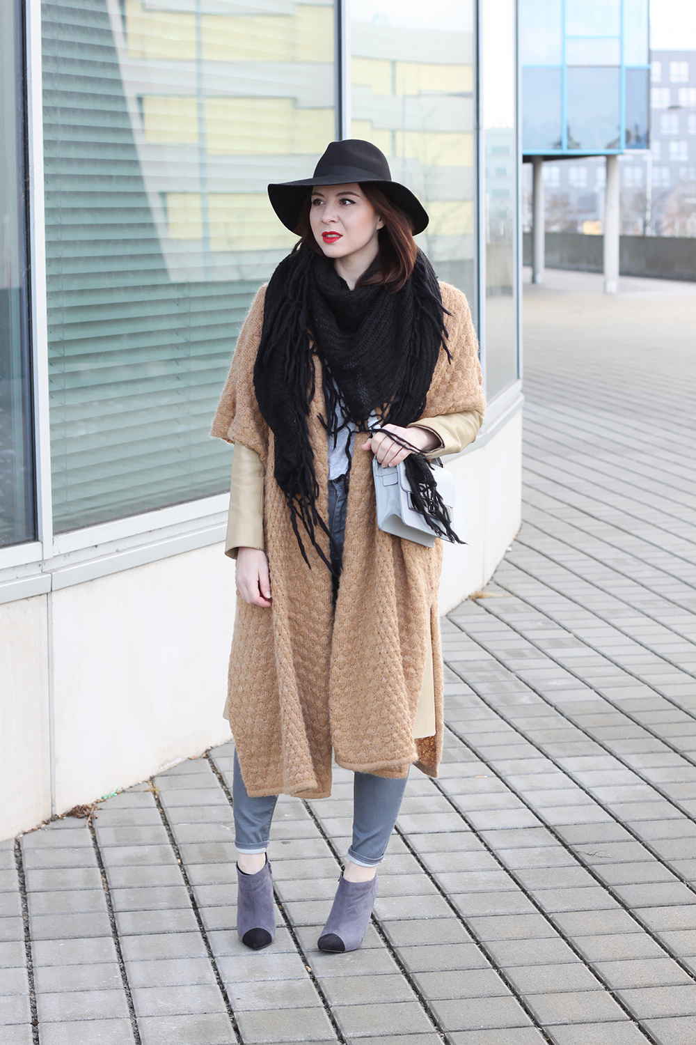 who is mocca, blogger tirol, fashionblogger, ootd, layering, lagenlook, beige, grau, neutral shades, wie kombinieren, how to style, wie traegt man, cape, poncho, anklets, fedora, rote lippen, ledermantel, vintage, topshop, cross body, fransenschal, barts, primark