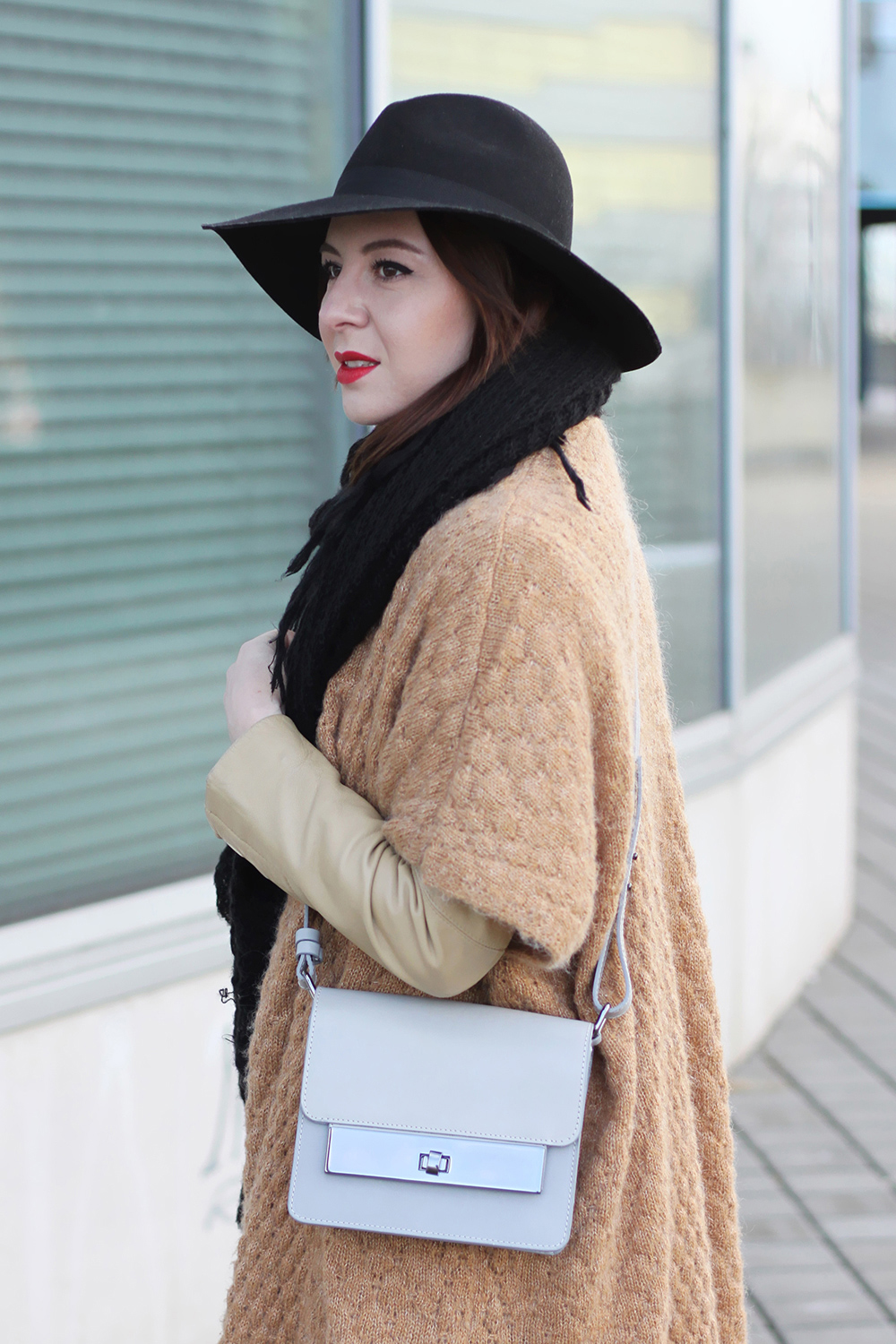 who is mocca, blogger tirol, fashionblogger, ootd, layering, lagenlook, beige, grau, neutral shades, wie kombinieren, how to style, wie traegt man, cape, poncho, anklets, fedora, rote lippen, ledermantel, vintage, topshop, cross body, fransenschal, barts, primark