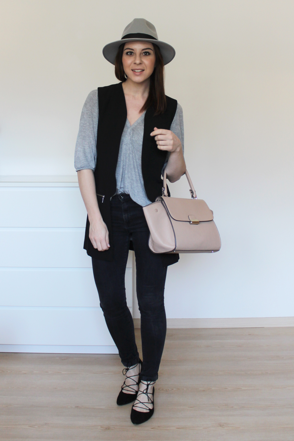who is mocca, blogger, tirol, outfit, ootd, fashionblogger, weekly wardrobe review, alltagsoutfit, everyday look, inspiration, wie kombiniere ich, how to style, jeans, trapez bag mango, weste asos, strappy ballerinas sarenza aquazzura, whoismocca.com