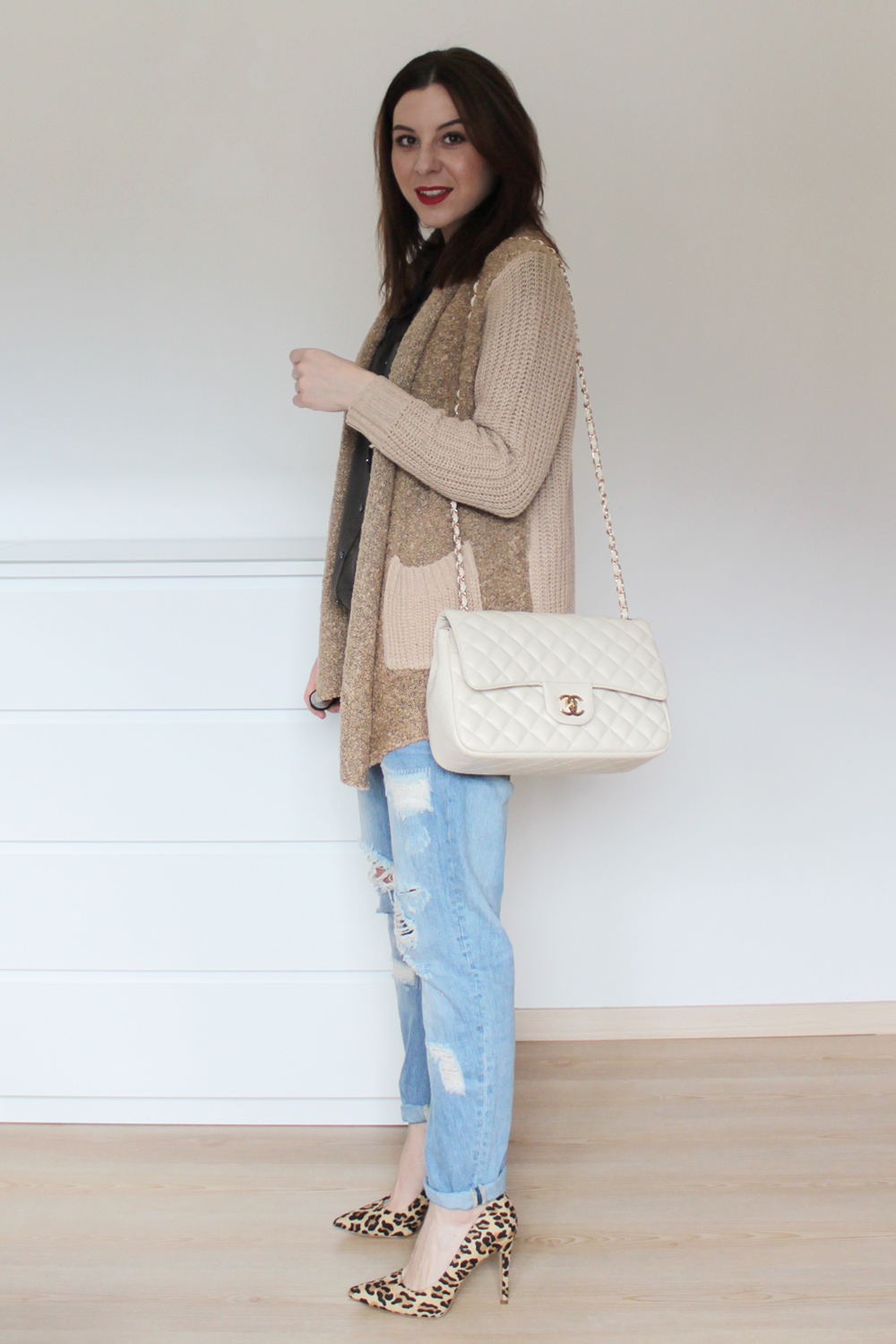 who is mocca, blogger, tirol, outfit, ootd, fashionblogger, weekly wardrobe review, alltagsoutfit, everyday look, inspiration, wie kombiniere ich, how to style, chanel 255 jumbo bag beige, newlook leopard pumps, cardigan oasap, boyfriend jeans zara, whoismocca.com