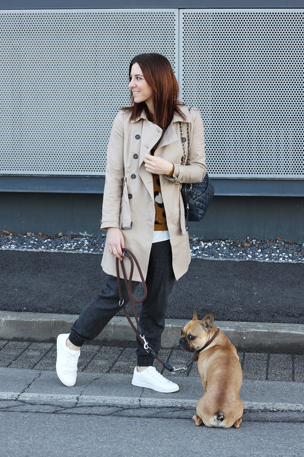who is mocca, blogger tirol, tirolerin, fashion, mode, austria, oesterreich, pimkie sneaker weiss, adidas stan smith outfit, trenchcoat orsay, zara hose baggypants, chanel tasche camera vintage, forver21 pullover leopard, casual, frenchie, whoismocca.com