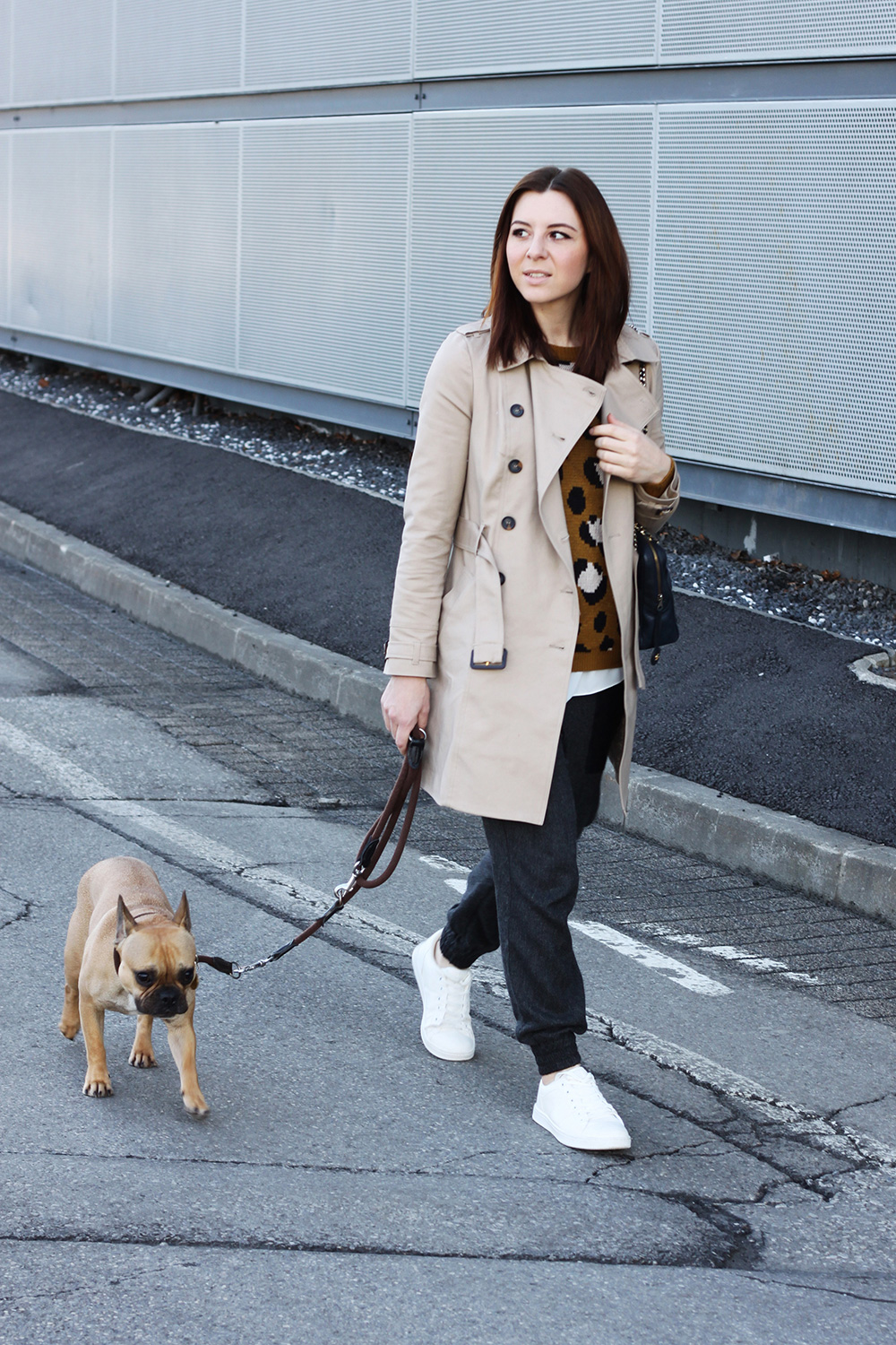 who is mocca, blogger tirol, tirolerin, fashion, mode, austria, oesterreich, pimkie sneaker weiss, adidas stan smith outfit, trenchcoat orsay, zara hose baggypants, chanel tasche camera vintage, forver21 pullover leopard, casual, frenchie, whoismocca.com