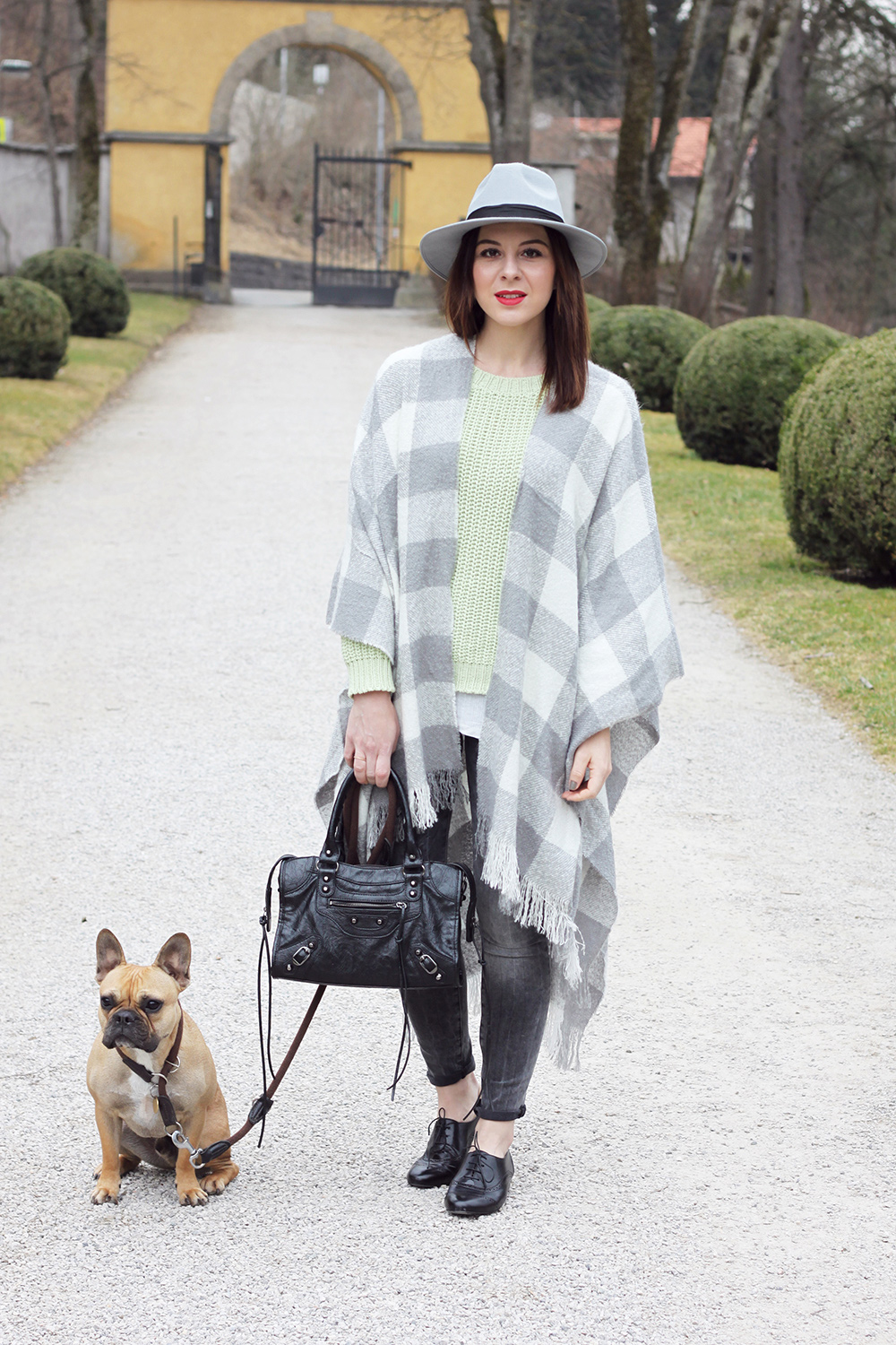 who is mocca, blogger, tirol, tirolerin, fashion, cape newlook, strickpullover hm trend, schnuerschuhe roland, oasap motorcycle bag, fedora boohoo, frenchie, whoismocca.com