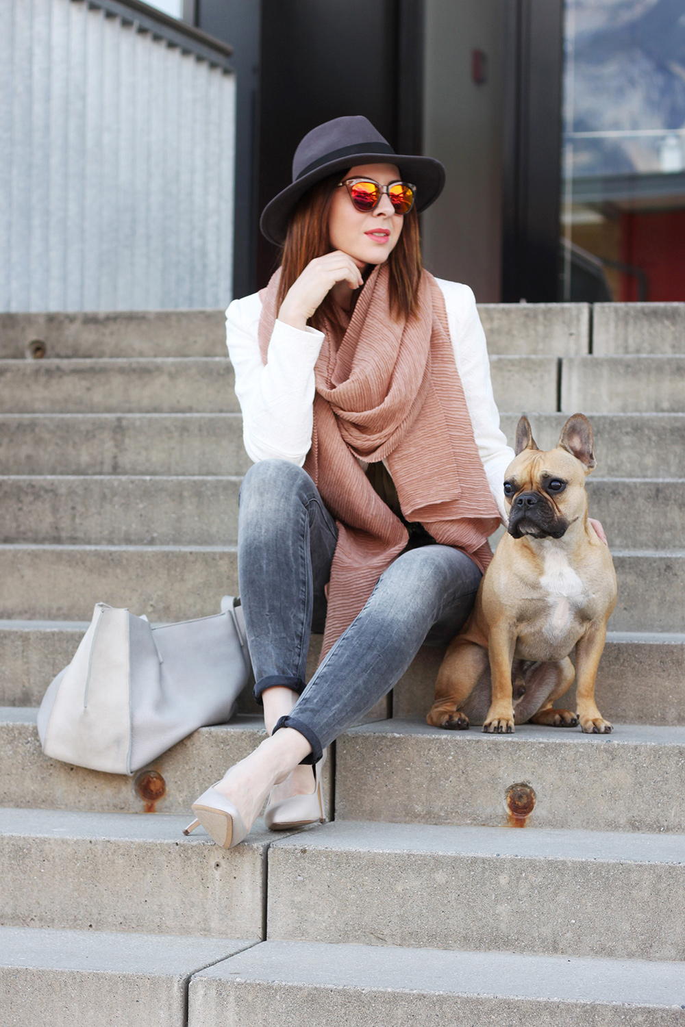 who is mocca, blogger, tirol, blog tirol, modeblog, fashionblogger, orsay, giveaway, outfit of the day, inspiration, pumps, mango, deal queen, frenchie, bulldog, fedora, vestiaire collective, khaki blouse, whoismocca.com
