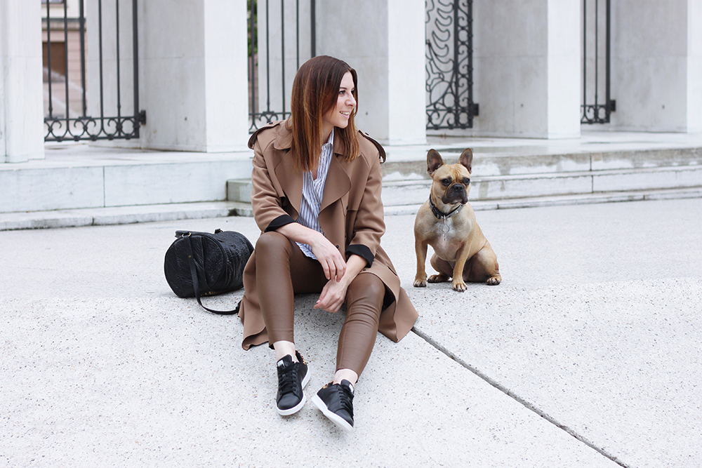 who is mocca, blogger, tirol, tirolblog, streetstyle, innsbruck, fashionblogger österreich, fashionblogger germany, trenchcoat topshop, lederhose zara, stan smith schwarz leopard, french bulldog, frenchie, alexander wang rocco bag, second hand, streifenbluse aglini, whoismocca.com