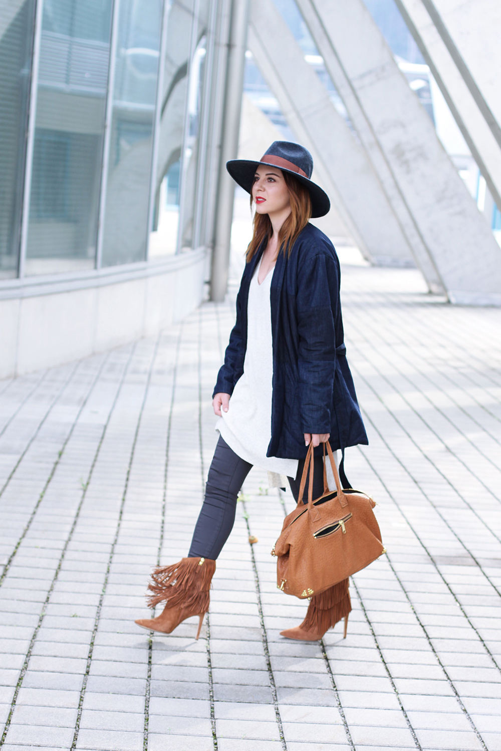 Outfit mit braunen fransen boots und bra...