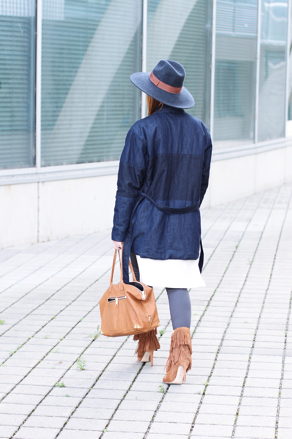 Outfit mit braunen fransen boots und bra... Was passt zu braunen möbeln