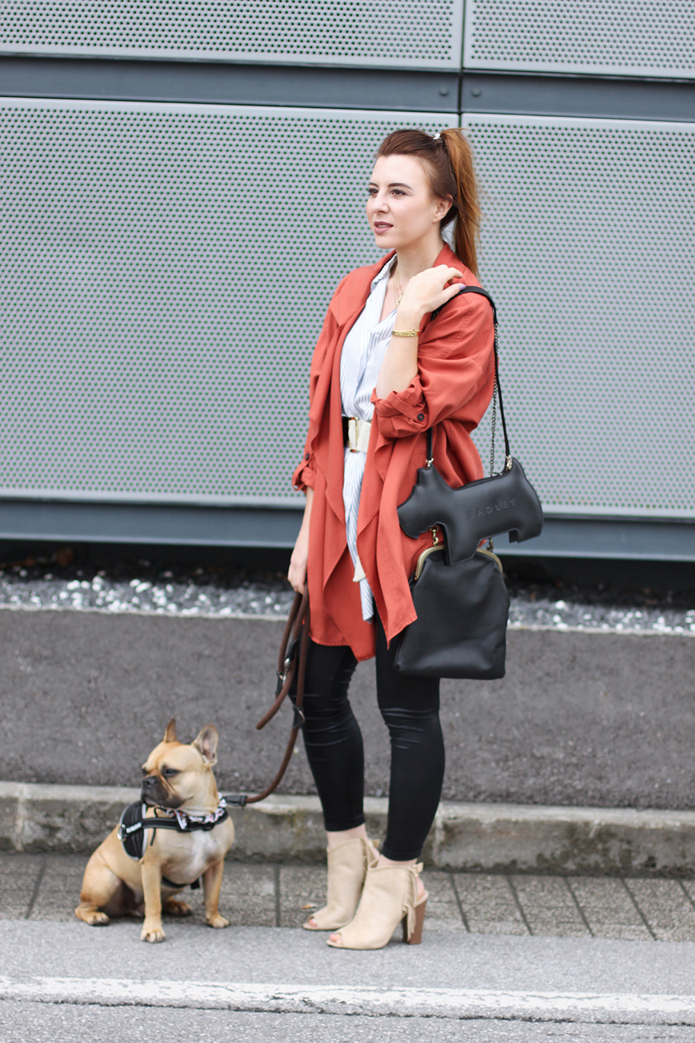 who is mocca, modeblog, fashionblog, german blogger, austrian blogger, marsala trench coat, frenchie, justfab booties, fringe boots, marsala trendfarbe 2015 kombinieren, innsbruck dez streetstyle, radley london dog bag, whoismocca.com