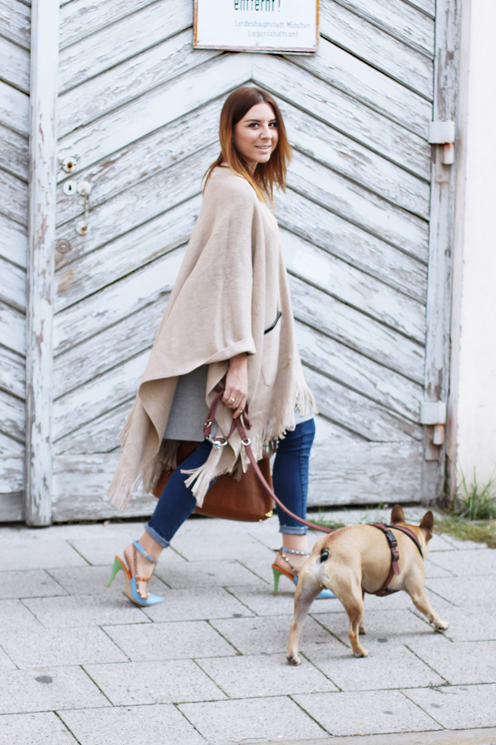 who is mocca, modeblog, fashionblog, cape kombinieren, valentino rocketed pumps, kimder tasche, frenchie, oversize outfit, layering look, whoismocca.com