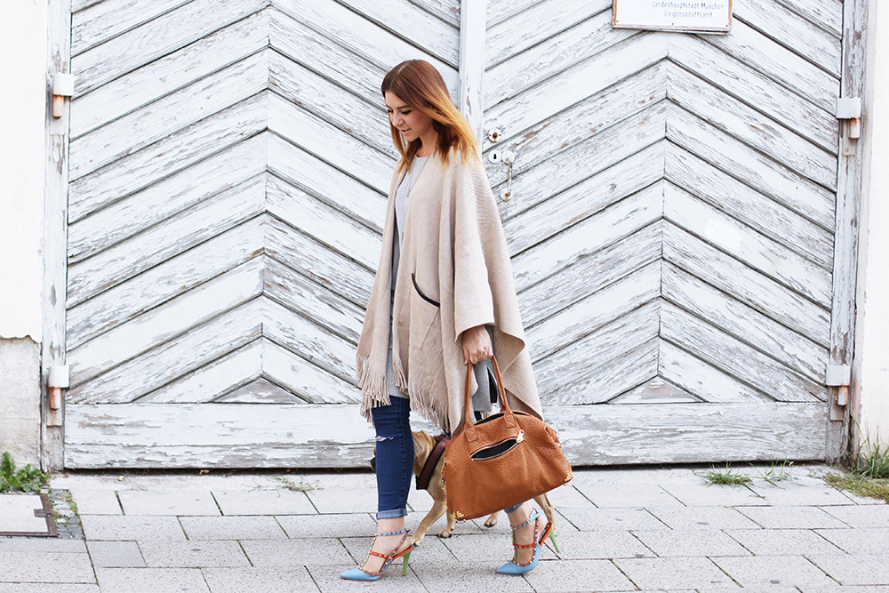 Serenity Lookbook, Trendfarbe Hellblau kombinieren, Pantone Farbtrends 2016, who is mocca, modeblog, fashionblog, cape kombinieren, valentino rocketed pumps, kimder tasche, frenchie, oversize outfit, layering look, whoismocca.com