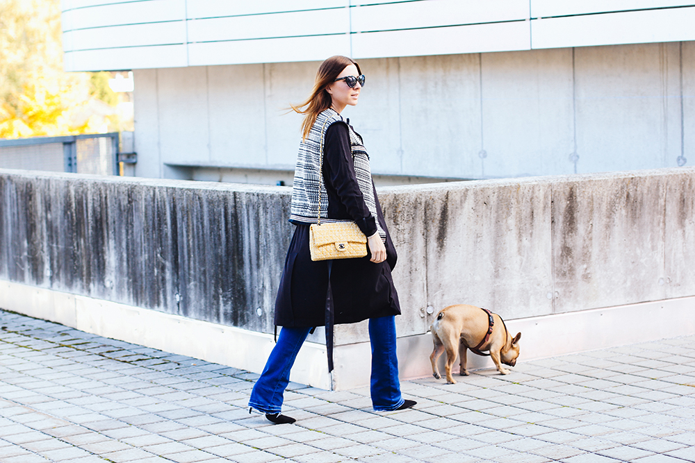 who is mocca, modeblog, fashionblog, flared jeans outfit, frenchie, innsbruck streetstyle, embellished weste, trenchcoat, chanel classic flap bag 2.55, celine lookalike sunglasses, whoismocca.com