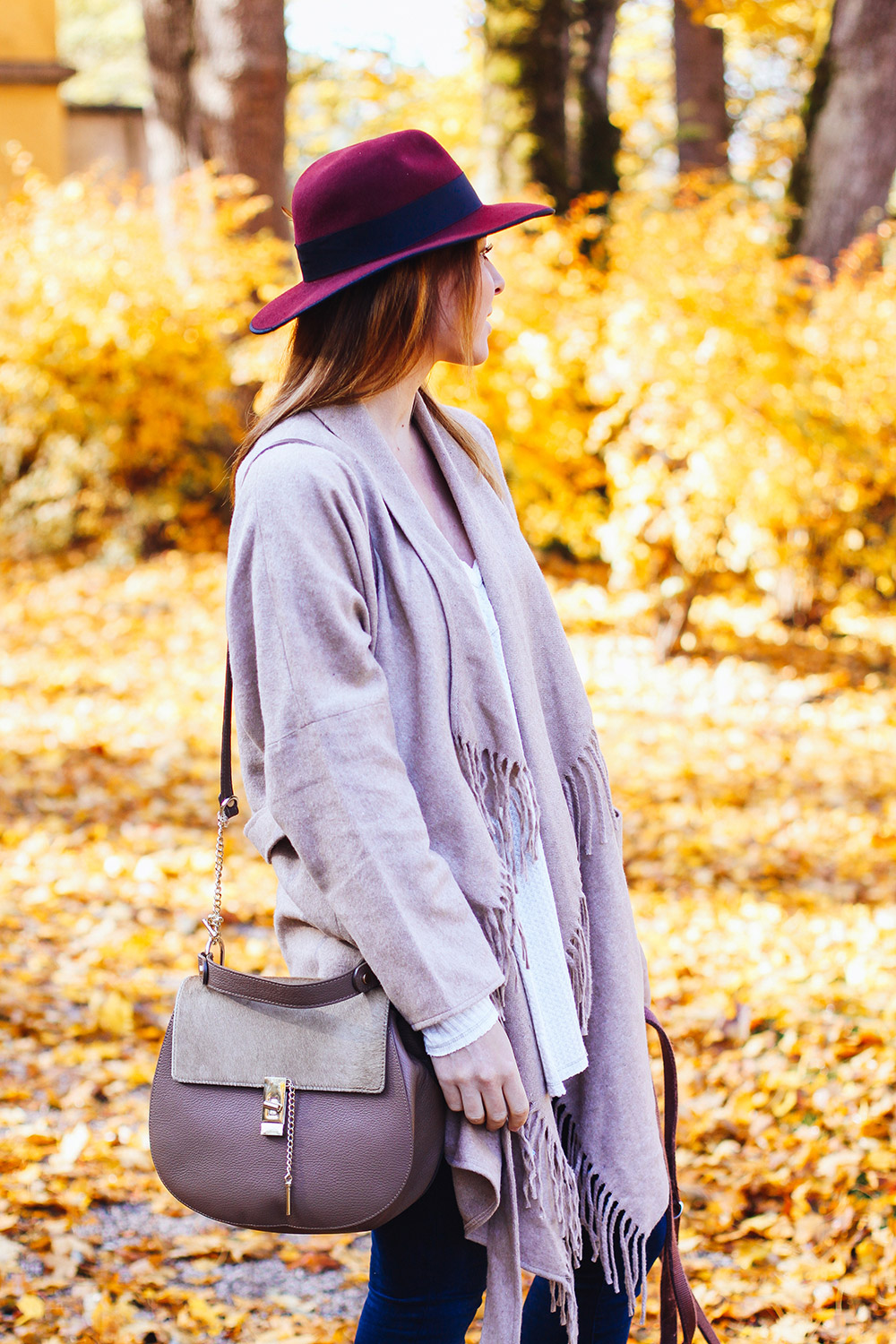 who is mocca, modeblog, fashionblog, herbstoutfit inspiration, fransenjacke outfit, fransenjacke kombinieren, frenchie, schloss ambras, innsbruck, streetstyle, river island pumps, fedora christy madison, chloe dupe lookalike, whoismocca.com