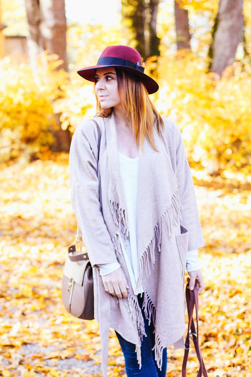 who is mocca, modeblog, fashionblog, herbstoutfit inspiration, fransenjacke outfit, fransenjacke kombinieren, frenchie, schloss ambras, innsbruck, streetstyle, river island pumps, fedora christy madison, chloe dupe lookalike, whoismocca.com