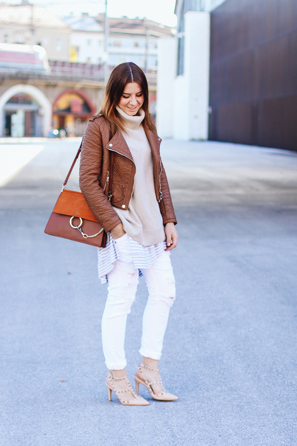 How To Wear A White Boyfriend Jeans In Spring And Autumn