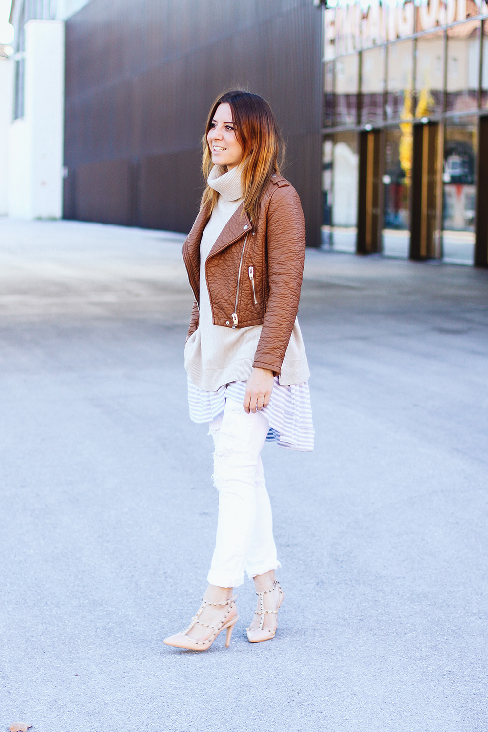 who is mocca, fashionblogger austria, white boyfriend jeans, valentino rockstud pumps, layering, chloe faye, whoismocca.com