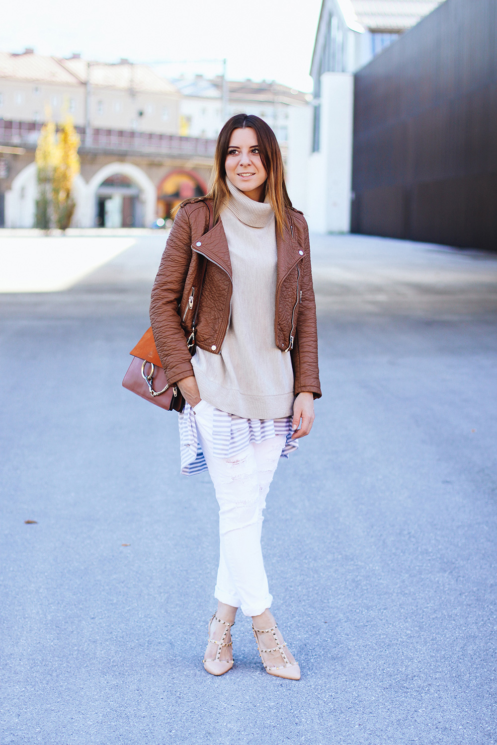 who is mocca, fashionblogger austria, white boyfriend jeans, valentino rockstud pumps, layering, chloe faye, whoismocca.com