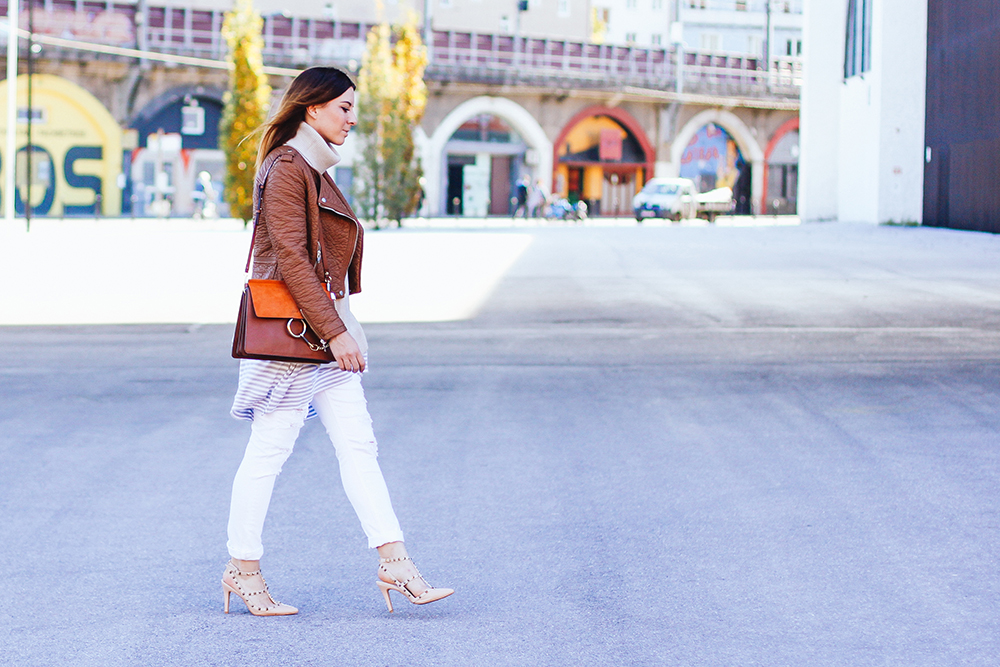 who is mocca, fashionblogger austria, white boyfriend jeans, valentino rockstud pumps, layering, chloe faye, whoismocca.com