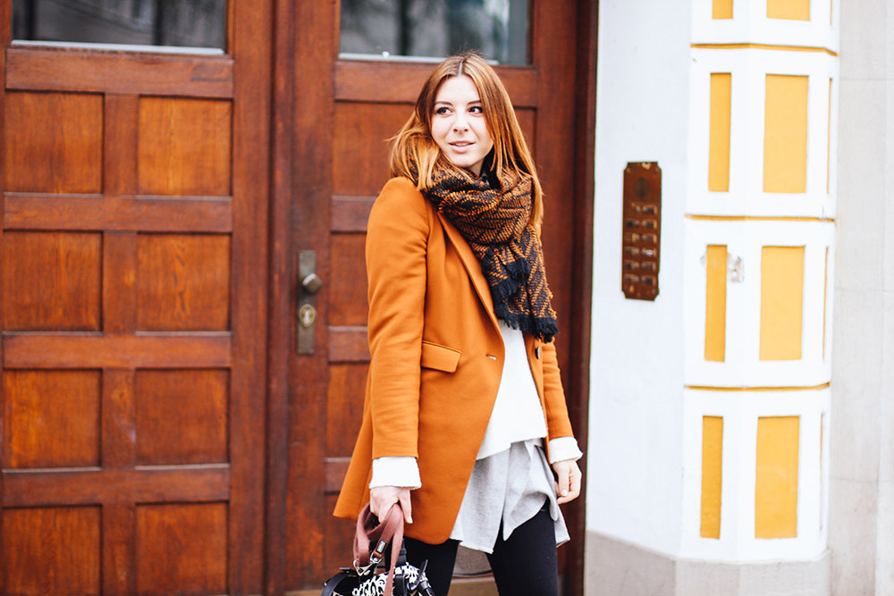 Outfit mit Cognac Blazer, Cheap Monday Jeans und Vic Matié Slipper