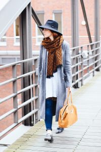 who is mocha, fashion blog, fashion blog, interior blog, long gray coat, hamburg street style, hamburg lookbook, hamburg speicherstadt outfit, vic diplomacy, Kimder shopper
