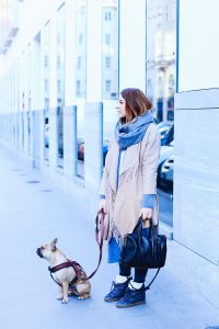 who is mocca, modeblogger, fashionblogger, influencer, wie geht layering?, lagenlook, zwiebellook, c&a boots, winteroutfit, asos fransenjacke, streetstyle, innsbruck, frenchie, fawn, whoismocca.com
