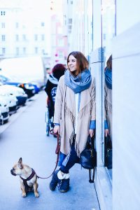 who is mocca, modeblogger, fashionblogger, influencer, wie geht layering?, lagenlook, zwiebellook, c&a boots, winteroutfit, asos fransenjacke, streetstyle, innsbruck, frenchie, fawn, whoismocca.com, Outfits für den Winter