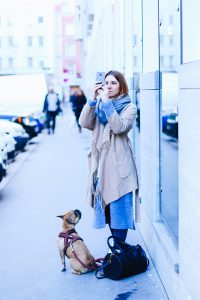 who is mocca, modeblogger, fashionblogger, influencer, wie geht layering?, lagenlook, zwiebellook, c&a boots, winteroutfit, asos fransenjacke, streetstyle, innsbruck, frenchie, fawn, whoismocca.com
