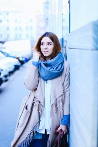 who is mocca, modeblogger, fashionblogger, influencer, wie geht layering?, lagenlook, zwiebellook, c&a boots, winteroutfit, asos fransenjacke, streetstyle, innsbruck, frenchie, fawn, whoismocca.com