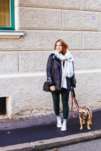 who is mocca, modeblogger, fashionblogger österreich, biker jacke, H&M Balmain Lederhose, acne lookalike jacke, pepe jeans velocite jacket, guess tasche, converse beige, schal mit fransen, layering, whoismocca.com, Outfits für den Winter