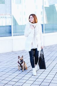who is mocca, modeblogger österreich, fashionblogger tirol, influencer, fake fur weste, outfit lederhose, sneaker wedges kombinieren, frenchie, winteroutfit, whoismocca.com