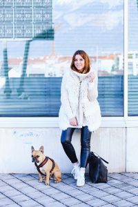 who is mocca, modeblogger österreich, fashionblogger tirol, influencer, fake fur weste, outfit lederhose, sneaker wedges kombinieren, frenchie, winteroutfit, whoismocca.com
