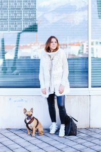 who is mocca, modeblogger österreich, fashionblogger tirol, influencer, fake fur weste, outfit lederhose, sneaker wedges kombinieren, frenchie, winteroutfit, whoismocca.com