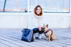 who is mocca, modeblogger österreich, fashionblogger tirol, influencer, fake fur weste, outfit lederhose, sneaker wedges kombinieren, frenchie, winteroutfit, whoismocca.com