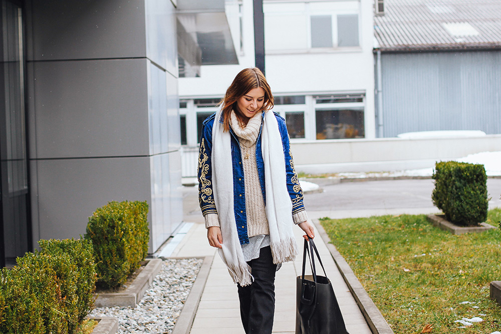 who is mocca, fashionblogger, Denim Jacket Look, flared Jeans, and other stories bag, turtleneck, frenchie ring, whoismocca.com