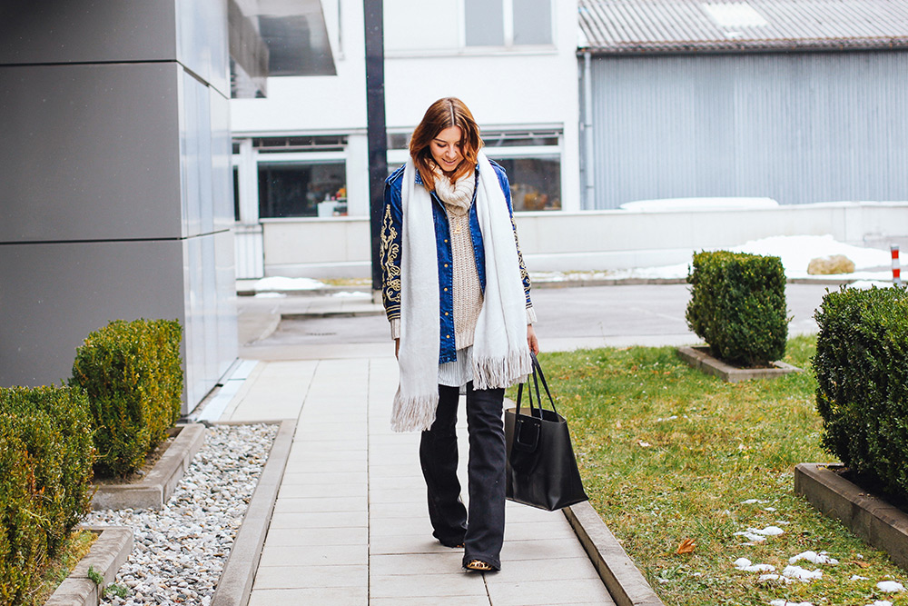 who is mocca, fashionblogger, Denim Jacket Look, flared Jeans, and other stories bag, turtleneck, frenchie ring, whoismocca.com