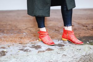 who is mocca, modeblogger, fashionblogger, khaki mantel, michael kors tasche rot, zara nieten boots, chloe lookalike, fransenschal, lederhosen, streifenkleid, whoismocca.com