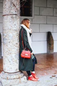 who is mocca, modeblogger, fashionblogger, khaki mantel, michael kors tasche rot, zara nieten boots, chloe lookalike, fransenschal, lederhosen, streifenkleid, whoismocca.com