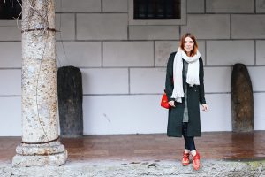 who is mocca, modeblogger, fashionblogger, khaki mantel, michael kors tasche rot, zara nieten boots, chloe lookalike, fransenschal, lederhosen, streifenkleid, whoismocca.com