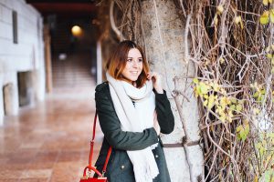 who is mocca, modeblogger, fashionblogger, khaki mantel, michael kors tasche rot, zara nieten boots, chloe lookalike, fransenschal, lederhosen, streifenkleid, whoismocca.com