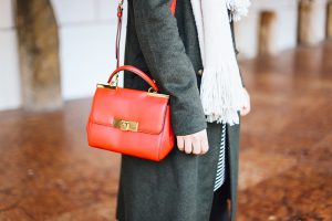 who is mocca, modeblogger, fashionblogger, khaki mantel, michael kors tasche rot, zara nieten boots, chloe lookalike, fransenschal, lederhosen, streifenkleid, whoismocca.com