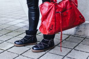 who is mocca, blogger österreich, fashionblogger deutschland, modeblogger, massimo dutti boots, lederhose, winterboots, balenciaga work bag, zara cardigan, strickkleid cos, whoismocca.com