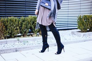 who is mocca, modeblogger, fashionblogger, silvester outfits, lookbook, schnürschuhe, streifenpullover, plissee rock leder, whoismocca.com