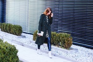 who is mocca, modeblogger, fashionblogger, silvester outfits, lookbook, schnürschuhe, streifenpullover, plissee rock leder, whoismocca.com