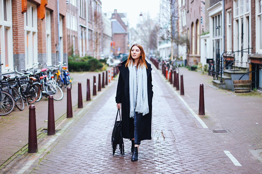 who is mocca, modeblog, fashionblog, influencer, amsterdam streetstyle, oversize mantel kombinieren, cut out boots, winter outfit, whoismocca.com