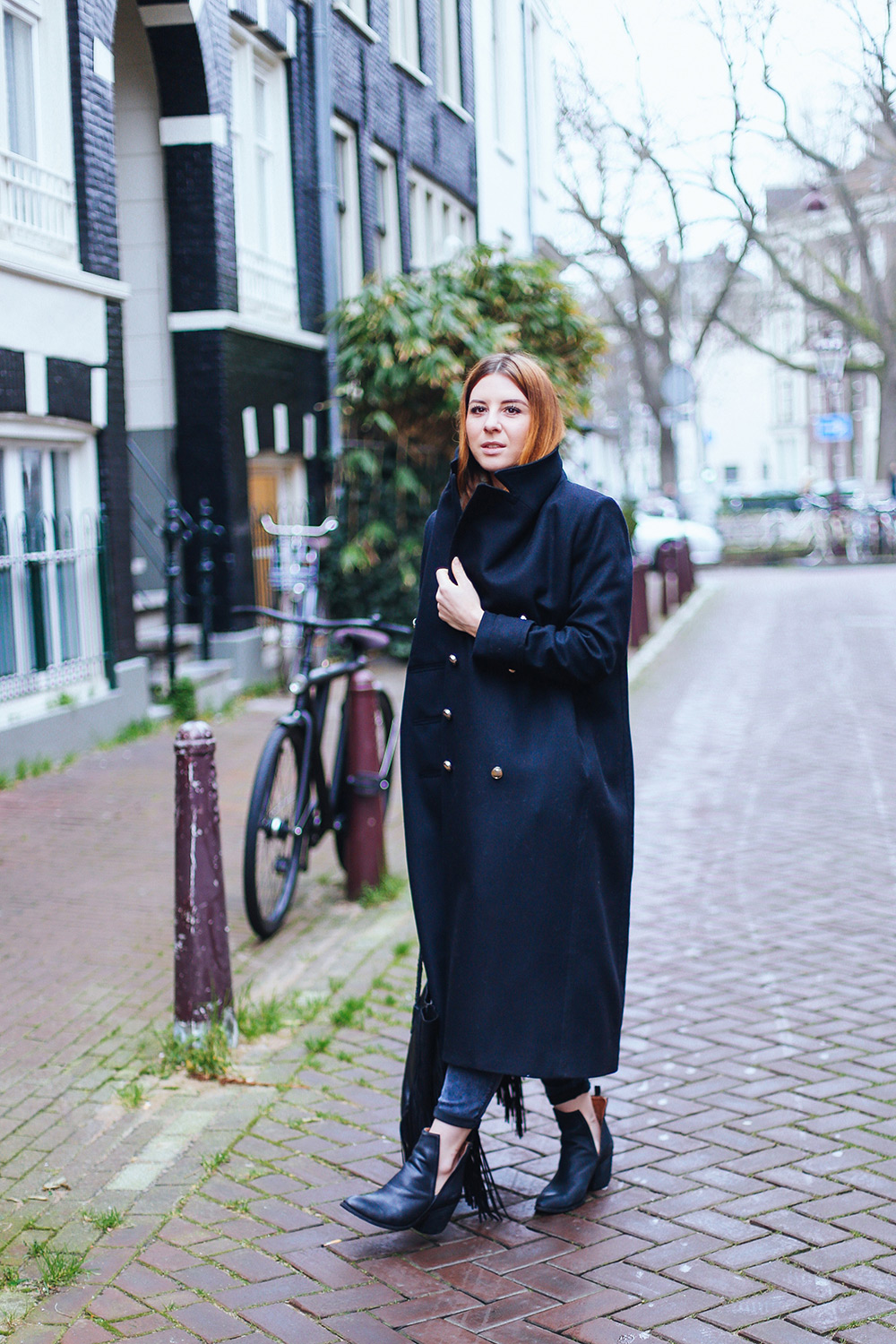 who is mocca, modeblog, fashionblog, influencer, amsterdam streetstyle, oversize mantel kombinieren, cut out boots, winter outfit, whoismocca.com