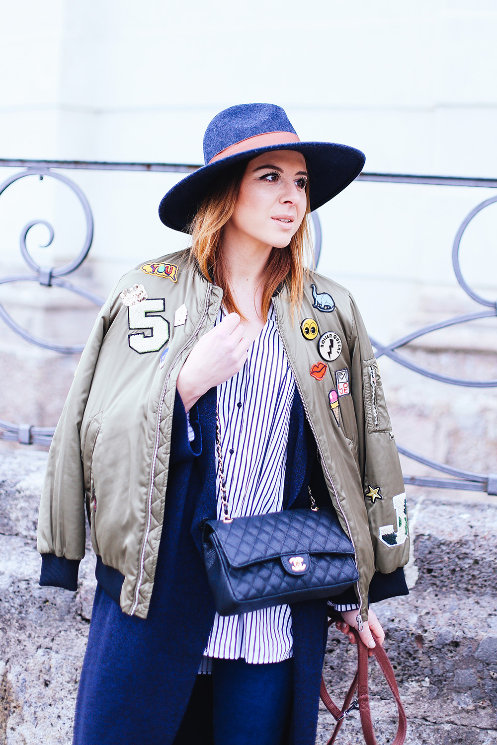 Bomberjacke kombinieren, Bomberjacke mit Patches, layering outfit, lagenlook, streetstyle innsbruck, frenchie, chanel flap bag, whoismocca.com, fashionblogger