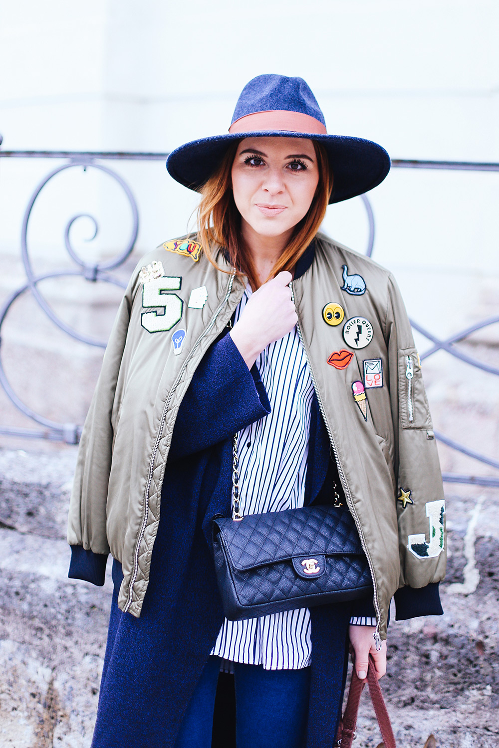 Bomberjacke kombinieren, Bomberjacke mit Patches, layering outfit, lagenlook, streetstyle innsbruck, frenchie, chanel flap bag, whoismocca.com, fashionblogger