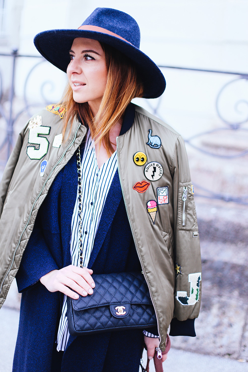 Bomberjacke kombinieren, Bomberjacke mit Patches, layering outfit, lagenlook, streetstyle innsbruck, frenchie, chanel flap bag, whoismocca.com, fashionblogger